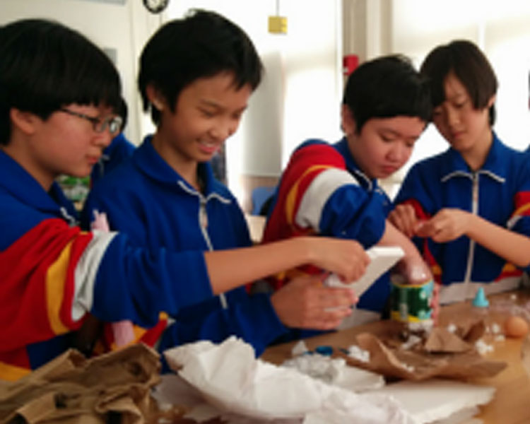 Children visiting from China take part in a hands-on workshop at D-Lab.