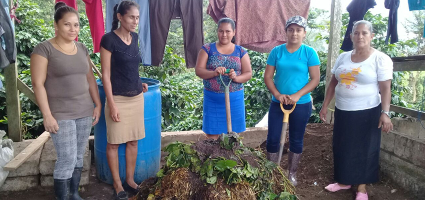 Fundación Entre Mujeres (FEM) during a training workshop on bio-intensive agriculture. Community of San Pedro (Departamento de Estelí), November 2017. Photo by the Network of Young Agroecologists of FEM.