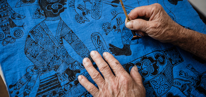 An artist in China works on a print. Image by 心奕 (Cindy) 