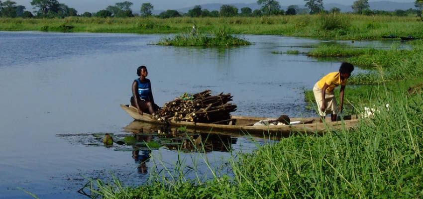 Transport on the river Volta, Ghana. Photo: CC BY-NC-SA 2.0 John Mauremootoo 