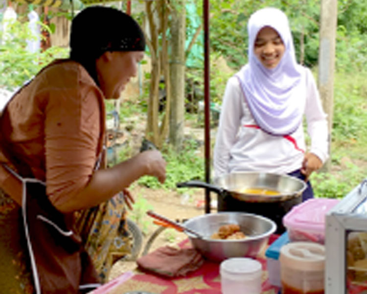 Students interviewing community members in Koh Yao Yai to learn more about their daily challenges. 