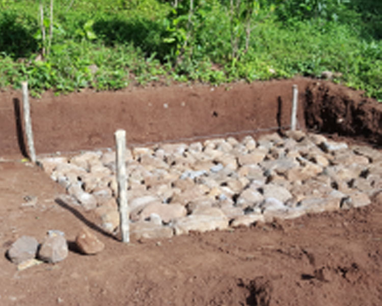The men of Guayabo worked over a week to create a cistern to hold the water being carried from a spring in El Sauce. The base of the cistern is seen here under construction.