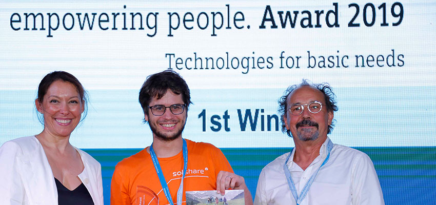 Picture: Nathalie von Siemens and Rolf Huber present the 1st place award to Sebastian Groh of SOLshare