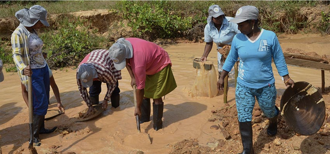 A group of women barequeras (gold panners) of El Bagre, Antioquia, Colombia. ©Alliance for Responsible Mining