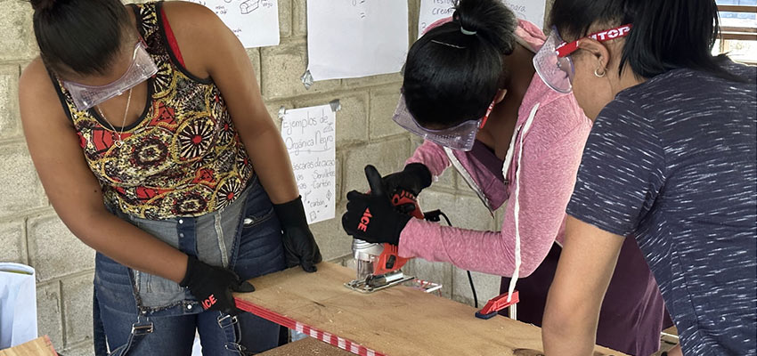 Members of Equipo al Cuidado de la Salud working on their recyclable materials collection cart. Photo: Natalie Dean