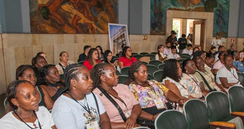 El liderazgo de la Facultad de Minas en los procesos de formalización de las mujeres mineras no se agota. La pasada semana en el Aula Máxima Pedro Nel Gómez se reunieron diferentes asociaciones mineras territoriales y le entregaron a la región varias perspectivas sobre los retos de sus saberes y oficios.  