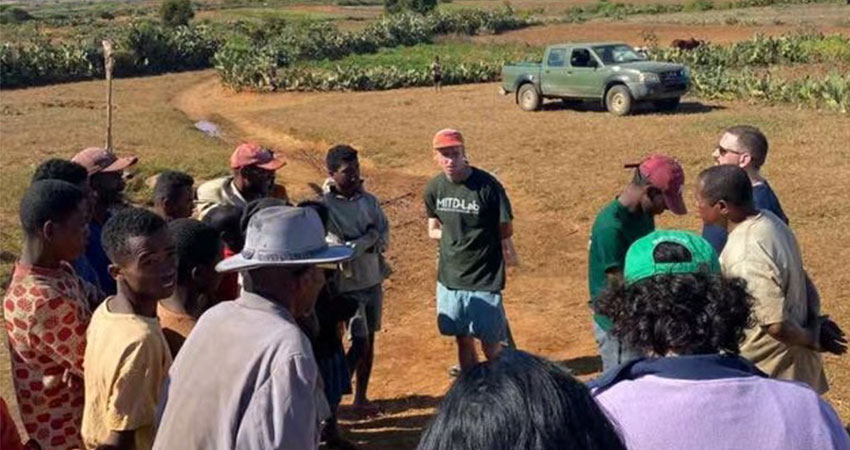 Students learning about the operation of a local well in Ambovombe. Featuring Harry Chaplin, Manampialisoa Manampy, Warren Knowles, Anna Mkrtchyan, and Voarintsoa Tafita. Photo: Courtesy MIT D-Lab