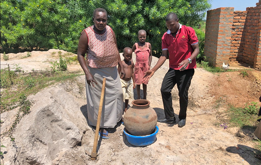 Using items she already had around her house - a clay pot, plastic basin, sand, and a cloth - Grace assembled her clay pot cooler in 15 minutes with Francis’ help.