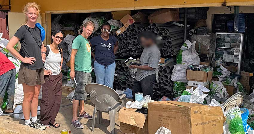 4 people at an indoor/outdoor market.