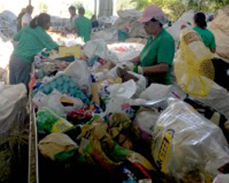 Members of the ACAMAR Association working in Lavras, Minas Gerais.