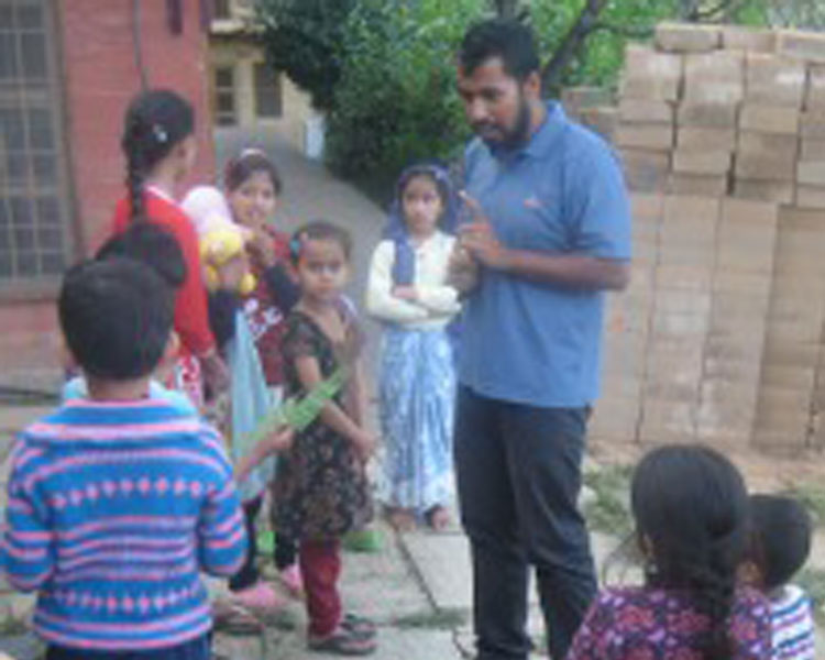 IDDS 2014 alumni Ritesh Singhania, an Avani staff member with children at Avani's main campus.