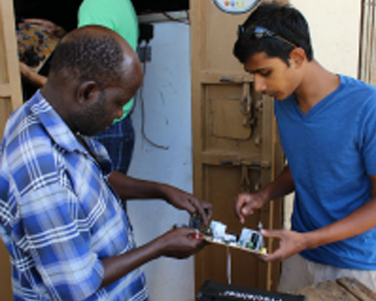 Prithvi visits a local electronics repair shop to salvage capacitors.